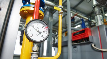 Building pipework with pressure gauge